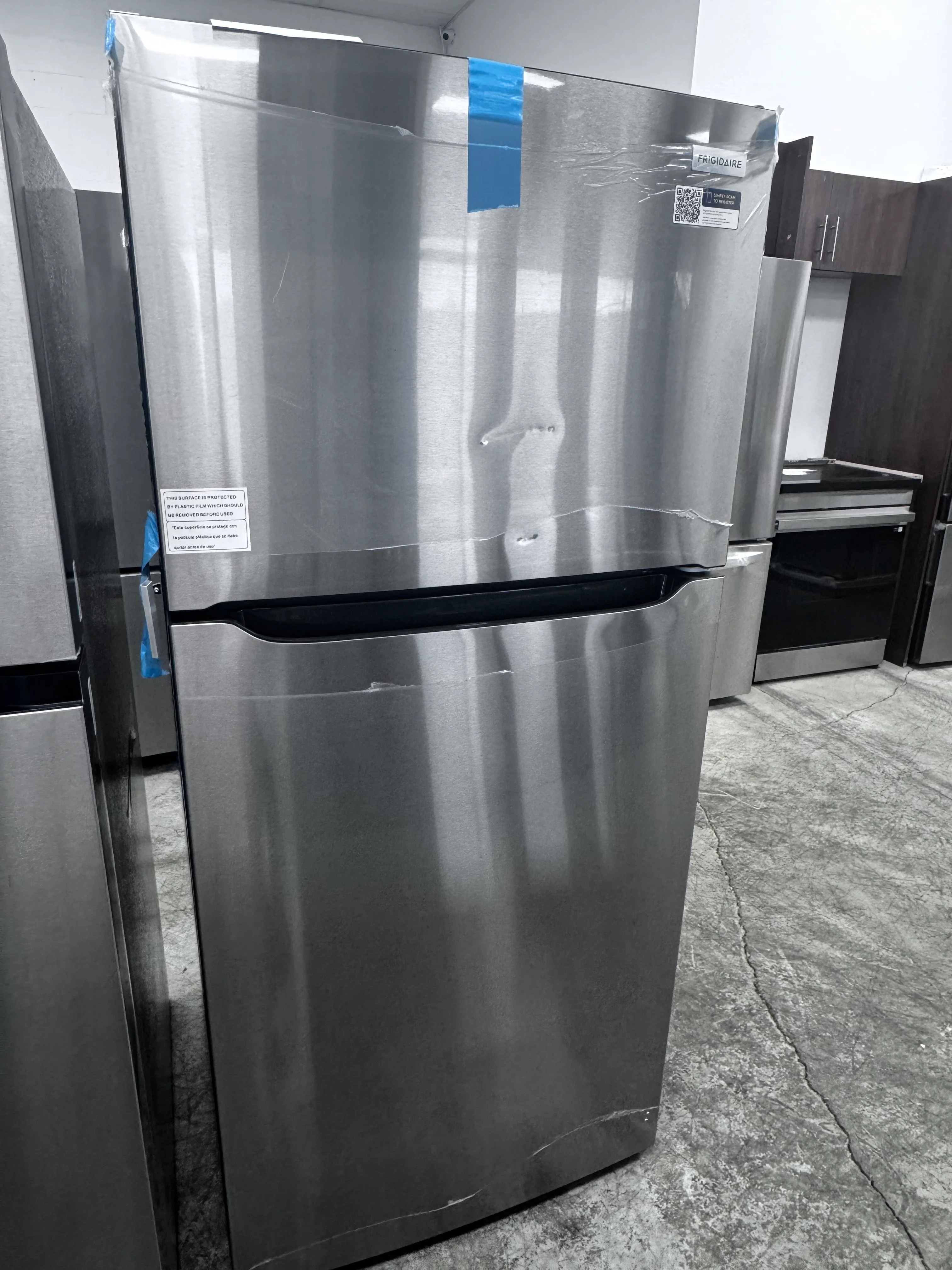 FRTE1835AS - REFRIGERATORS - Frigidaire - Top Freezer - Stainless Steel - Open Box - Image 4